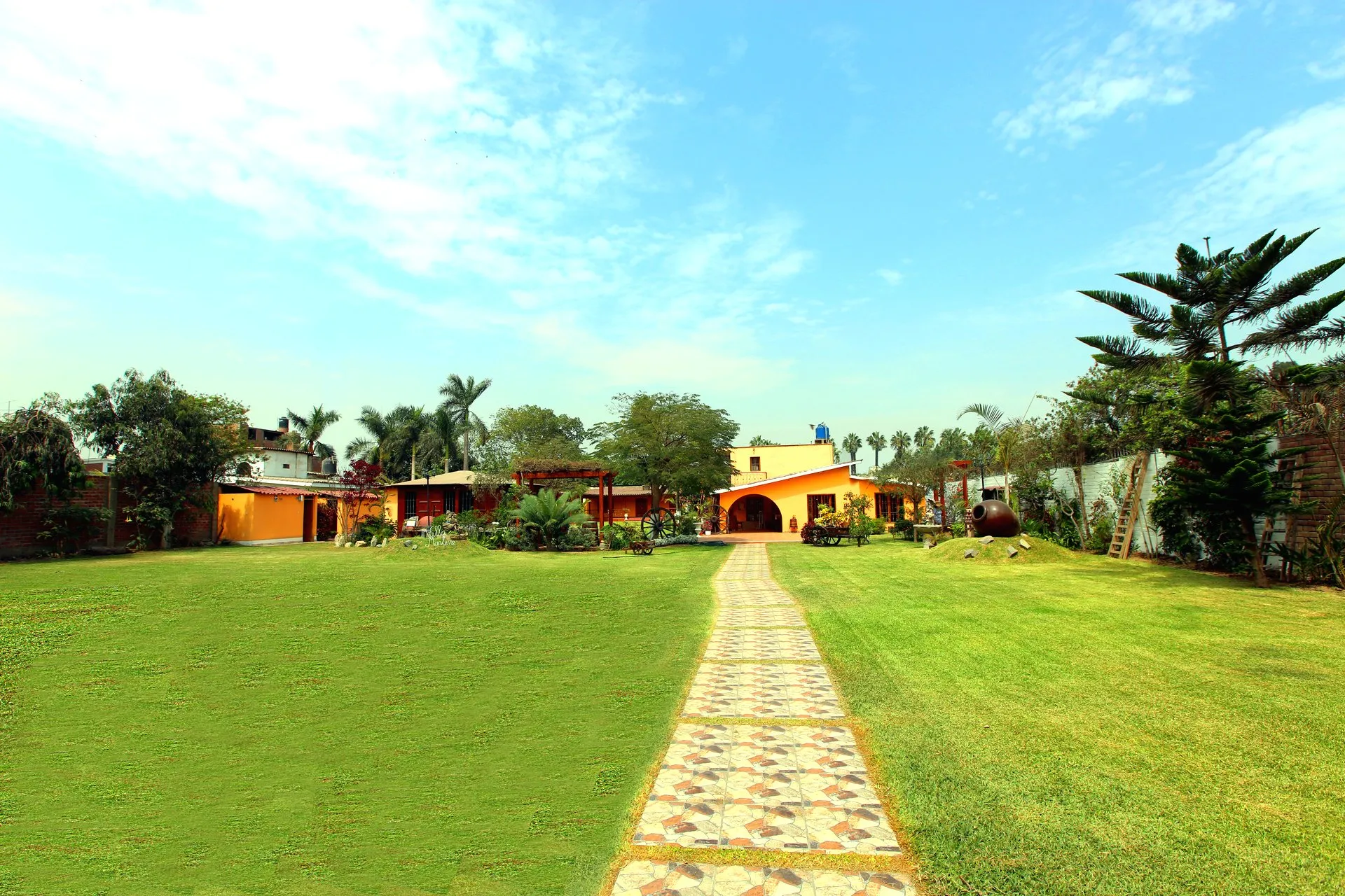Jardín principal de Casa Villa Marlene, área para ceremonia de boda en Lima