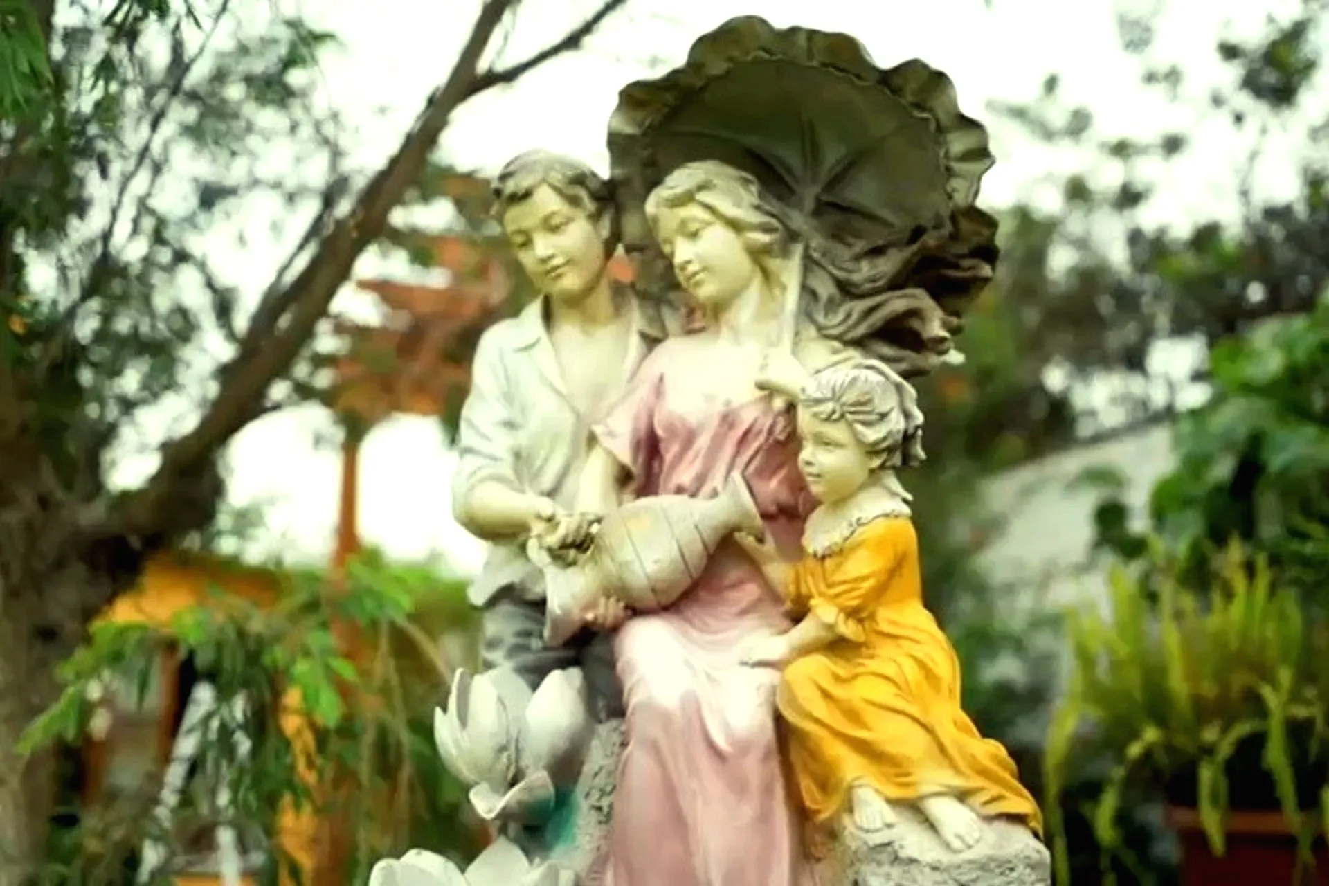 Pileta decorativa central en el jardín de Casa Villa Marlene